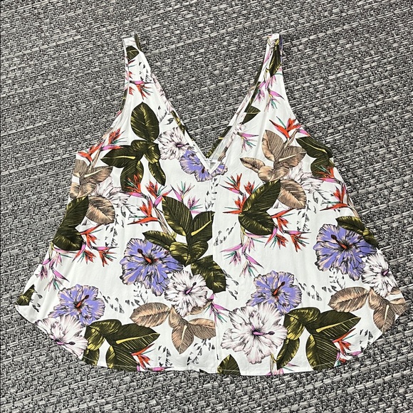 O’Neil | Floral V-Neck Tank - Picture 1 of 8